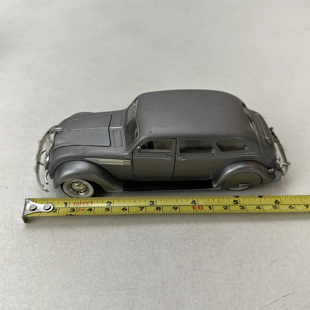 Signature Models 1936 Chrysler Airflow Silver 1:32 Scale Diecast
